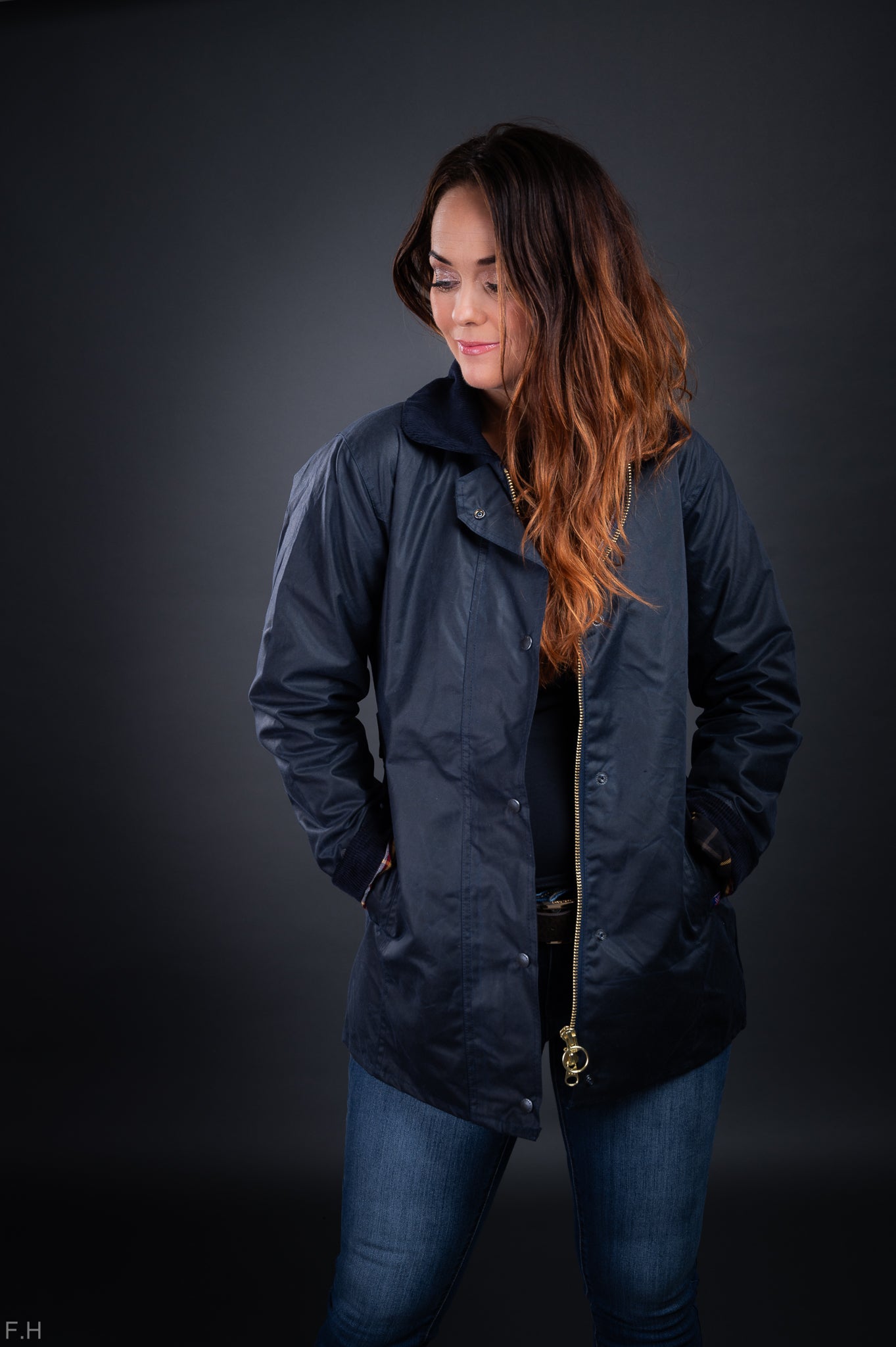 Wax Jakki Victoria Navy. Walker and Hawkes Jacket Color – Central Iceland